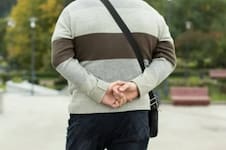Qué significa caminar con las manos atrás de la espalda, según la psicología
