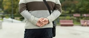 Qué significa caminar con las manos atrás de la espalda