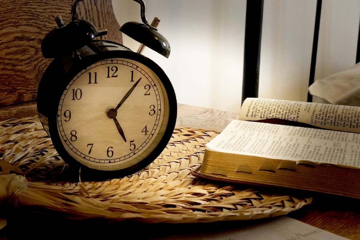 Qué significa cuando el reloj marca una hora espejo