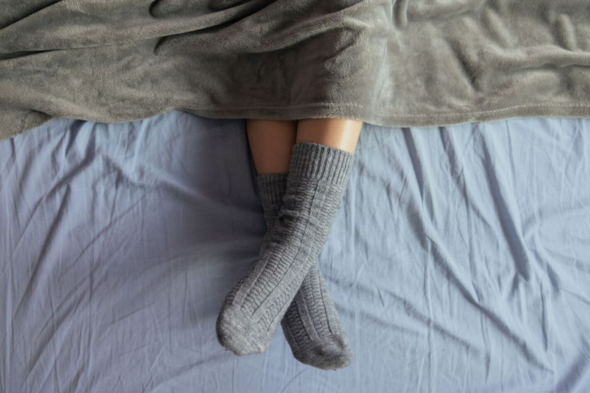 Qué significa dormir con medias, según la psicología (Foto: Freepik)