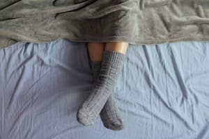 Esto es lo que dice la psicología sobre las personas que duermen con medias