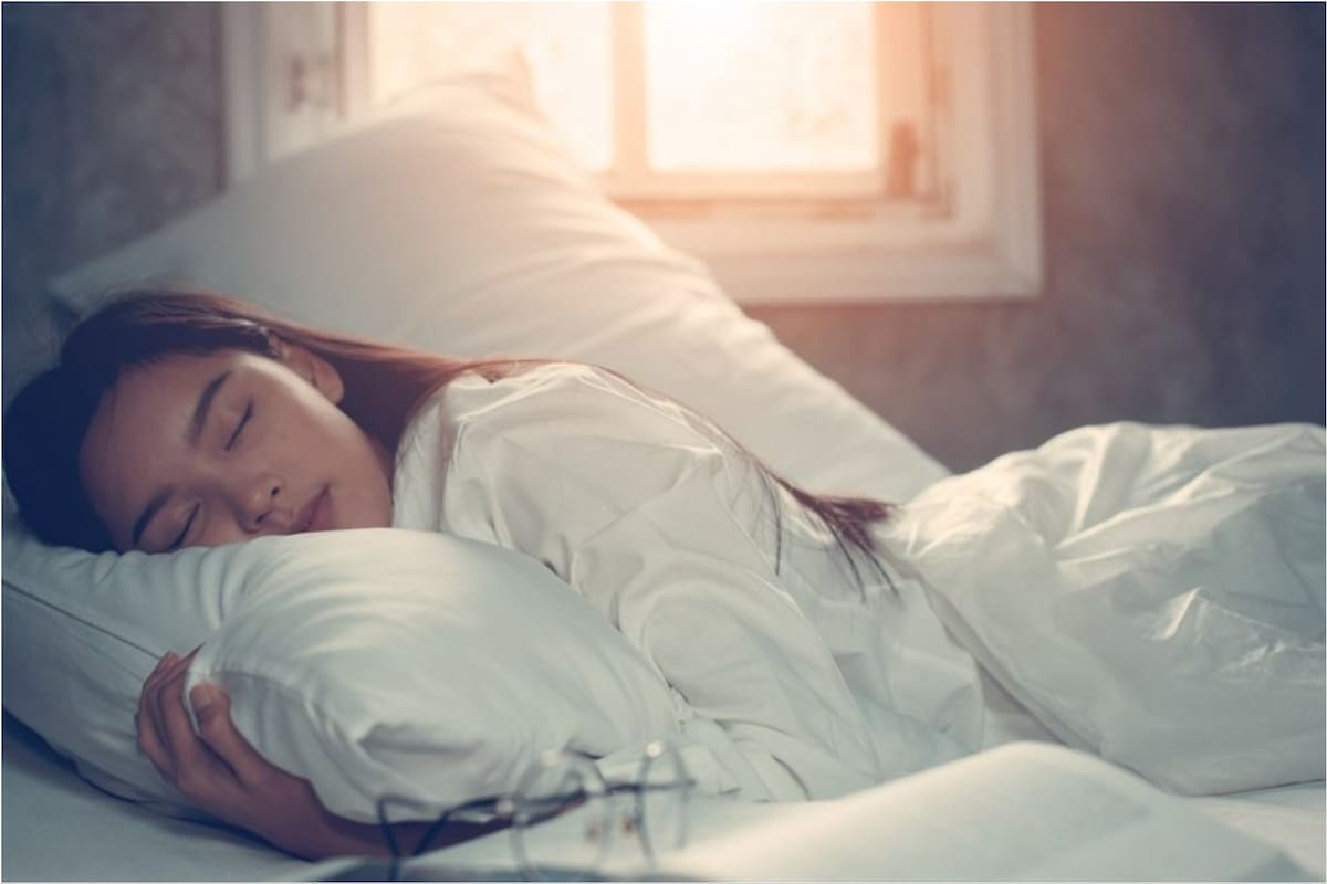Qué significa dormir vestido, según la psicología