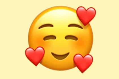 Qué significa el emoji de la cara sonriente con corazones en WhatsApp