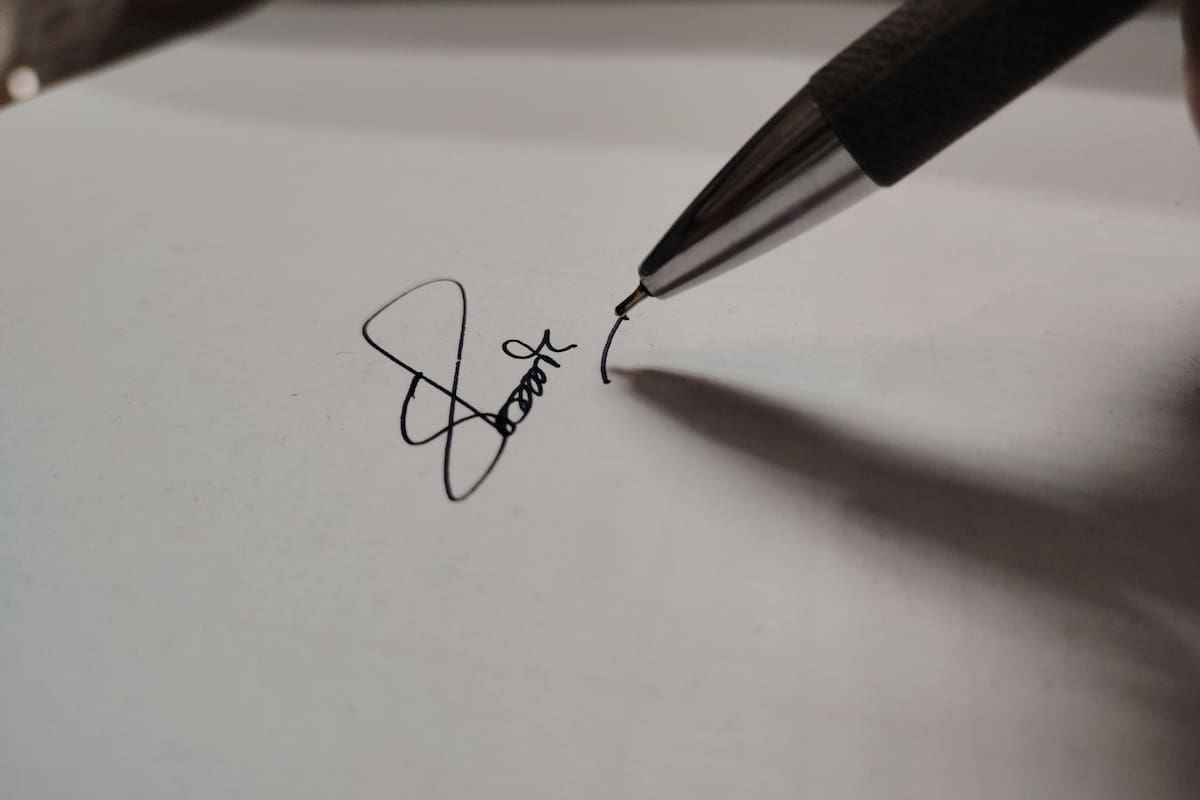 Qué significa empezar la firma con la inicial de tu nombre, según la grafología