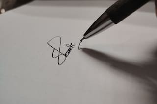 Qué significa hacer la firma con la inicial de tu nombre, según la grafología