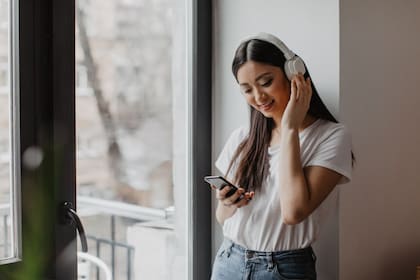 Qué significa escuchar siempre las mismas canciones, según la psicología (Foto: Freepik)