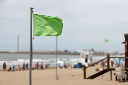 ¿Qué significa la bandera verde en la playa?