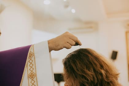Qué significa la cruz de ceniza en el Miércoles de Ceniza (Unsplash)