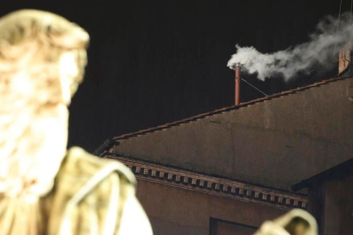 Qué significa la "fumata blanca" de la elección papal en el Vaticano