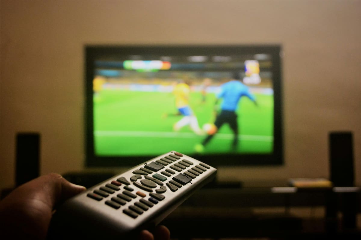 Qué significa poner el volumen del televisor en números pares, según la psicología