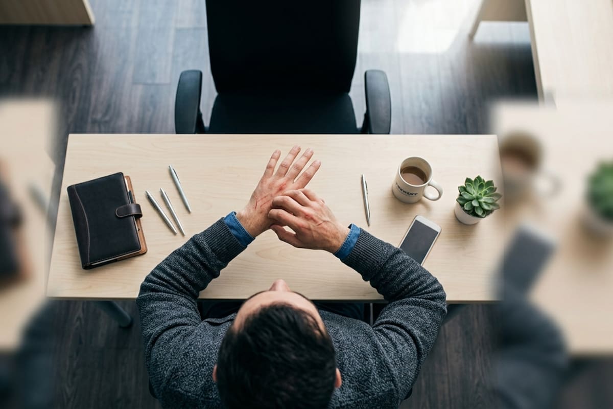 ¿Qué significa que te pique la mano izquierda?