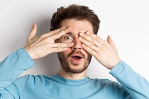 Qué significa que una persona no te mire a los ojos cuando te habla, según la psicología