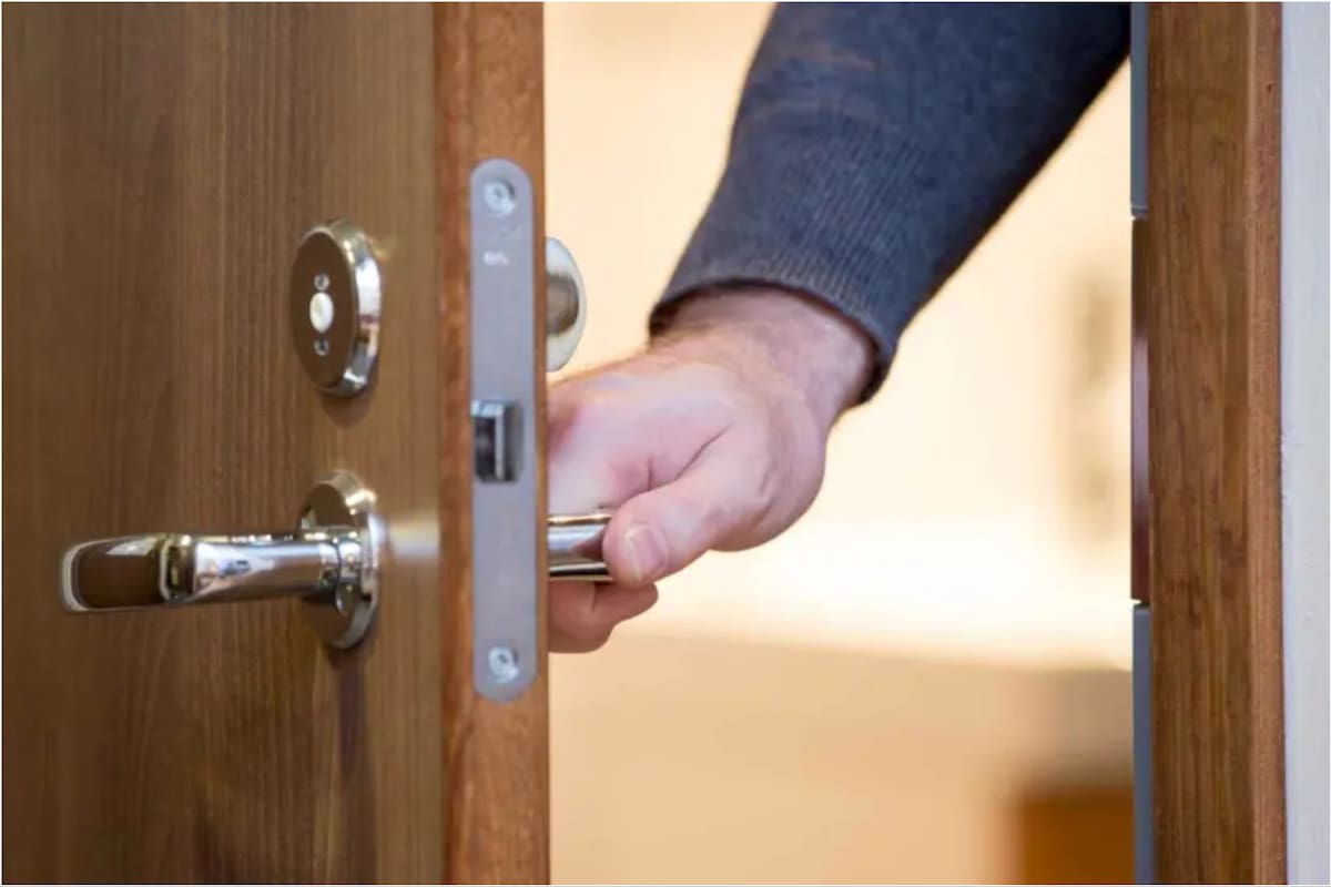 Qué significa que una persona revise varias veces si ha cerrado la puerta de casa