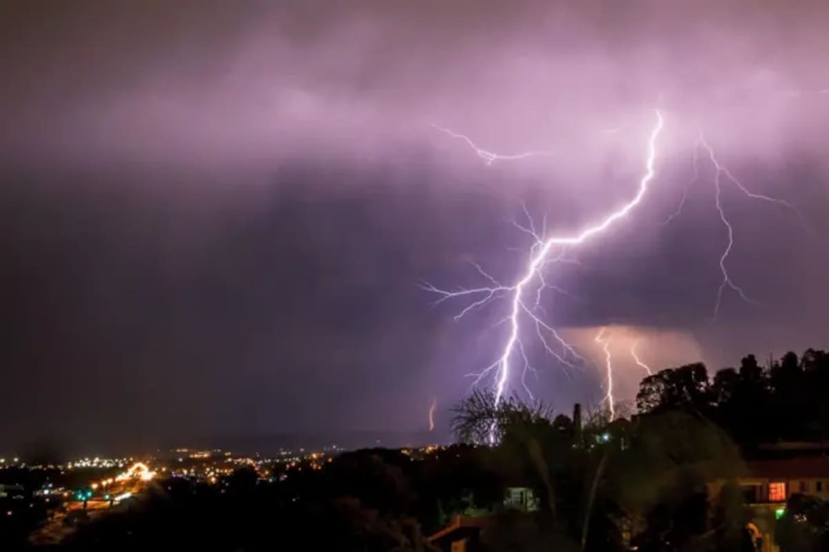 Qué son las tormentas secas y qué papel tienen en los incendios que asolan parte de España