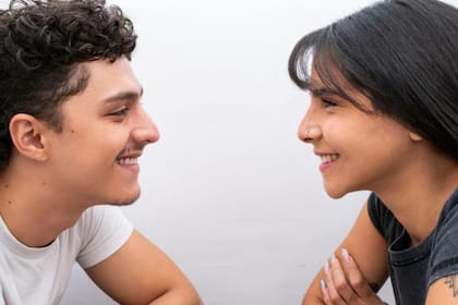 ¿Qué sucede después de 36 preguntas y 4 minutos de mirarse directo a los ojos?.