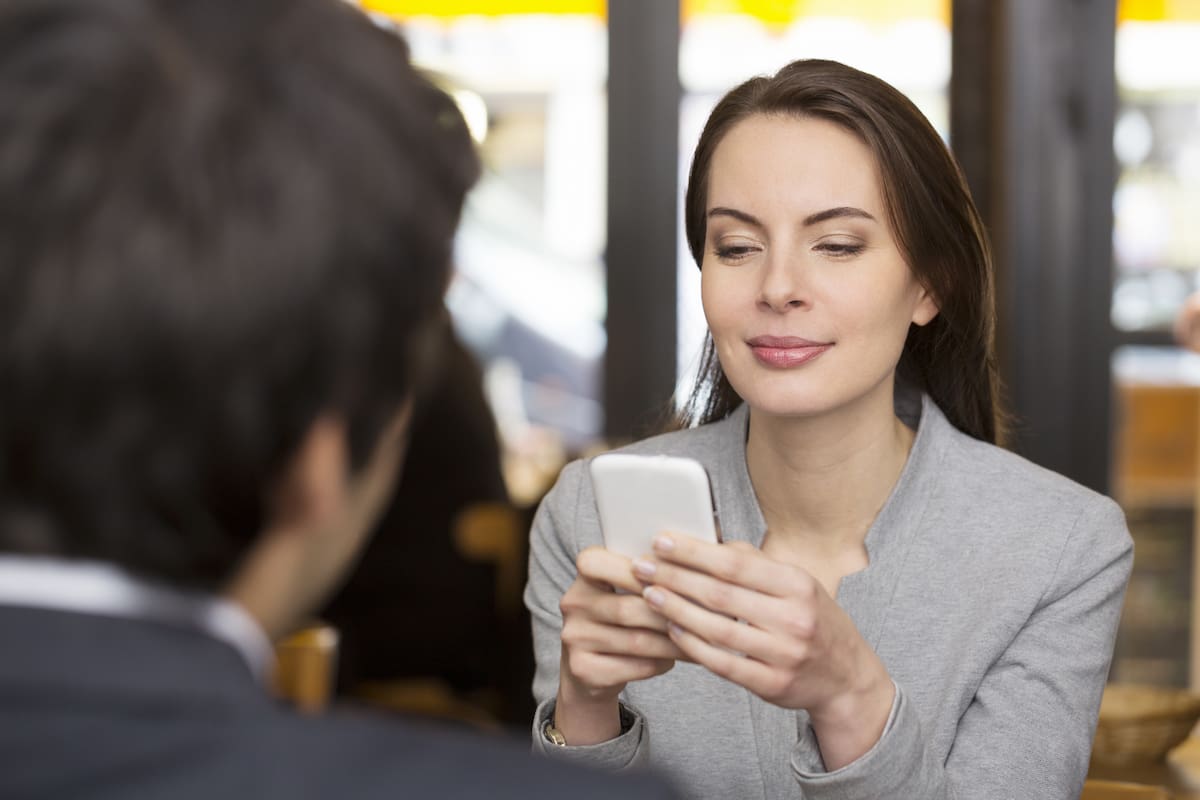 Que tire la primera piedra quien no haya sacado el teléfono en un momento inapropiado; pero hay ciertas cuestiones que pueden convertir eso en un gran problema