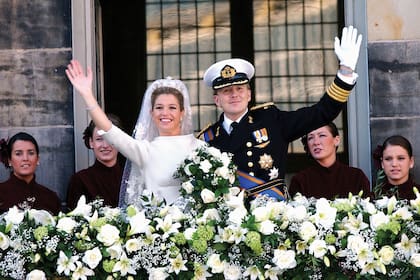 ¡Qué vivan los novios! Máxima y Guillermo se casaron el 2/2/2002. La fecha fue elegida especialmente para que nadie la olvide. El pueblo entero salió a la calle para felicitarlos.