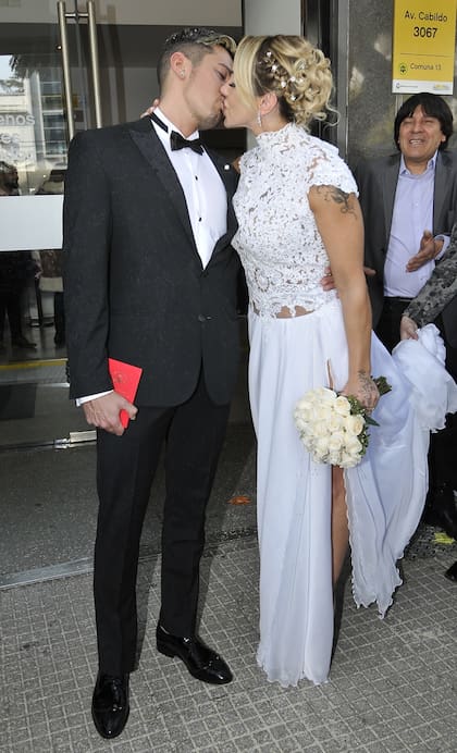 ¡Qué vivan los novios! Mónica Farro, recién casada, a la salida del registro civil
