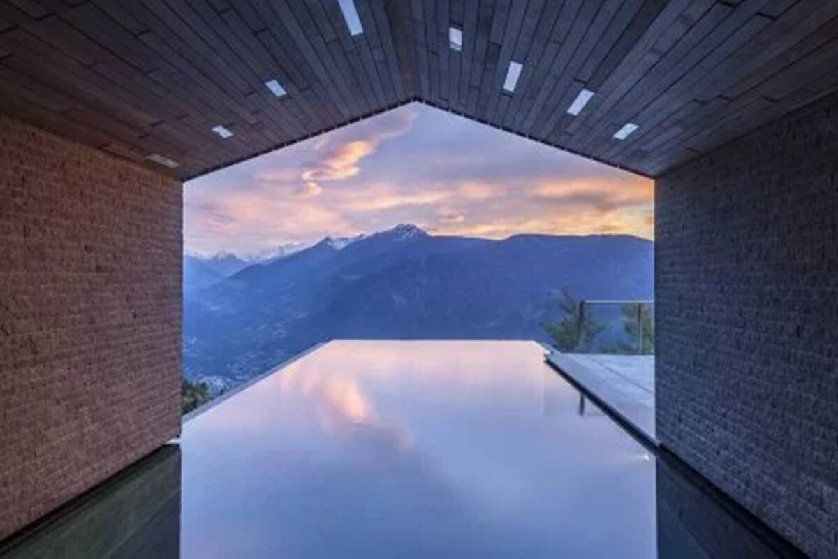 Queda en el Hotel Miramonti y ganó el premio por tener una vista privilegiada hacia las montañas italianas.