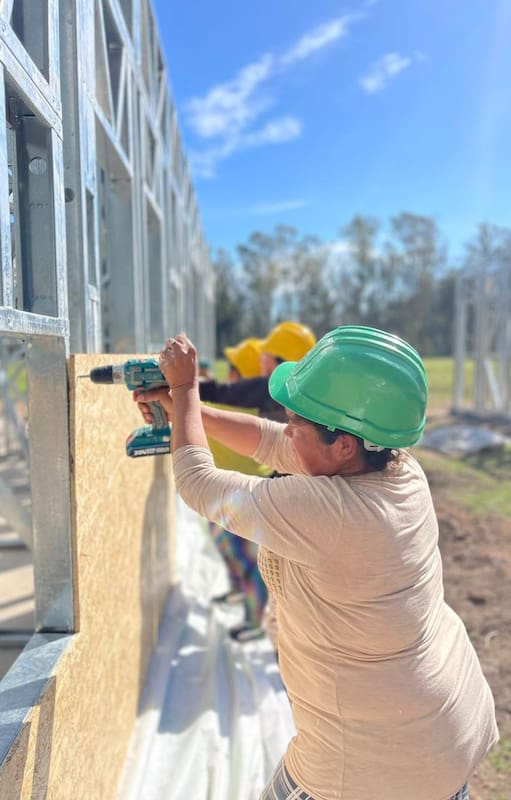 Queda en Lima, partido de Zárate; hace dos semanas, dos mujeres con hijos estrenaron dos nuevas unidades; el compromiso es que estudien, aprendan oficios, hagan trabajo comunitario y ayuden a levantar nuevas viviendas