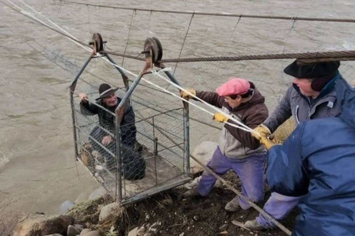 Quedaron aislados y deben cruzar el río en una "celda" metálica