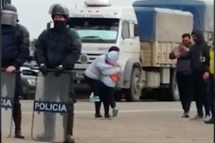 Quedaron separados por el límite provincial entre Santa Fe y Santiago del Estero después de que en la localidad santafecina de Ceres se detectaran casos de coronavirus. El abrazo del reencuentro se hizo viral