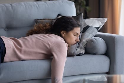 Quedarse dormido en el sillón puede significar estrés acumulado, búsqueda de refugio emocional y una dificultad para desconectar de la rutina