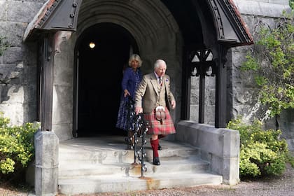 Camilla y el rey Carlos III (derecha) de Gran Bretaña salen después de asistir a un servicio religioso en el pueblo de Crathie, cerca de Balmoral, en el centro de Escocia, el 8 de septiembre de 2023, para conmemorar a Isabel II
