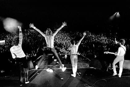 Queen en el último recital de la gira sudamericana, en el estadio Morumbi de San Pablo. “Debía haber 100.000 personas, pero como no hay luz, no te das cuenta. El salto de Roger es lo más cercano a un gesto de reconocimiento de que habían quedado conformes con el show”, comenta Preston