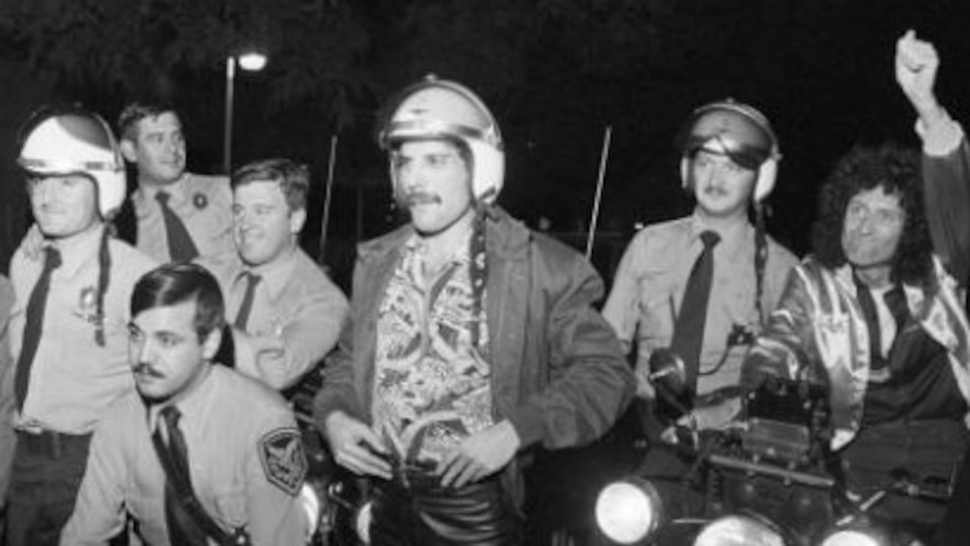 Queen, en la Argentina, con los policías responsables de su custodia