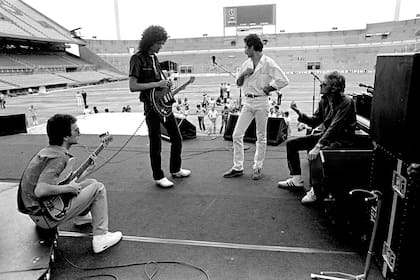 Queen prueba sonido en Vélez Sarsfield. “Las pruebas de sonido no eran necesariamente cortas”, explica Preston. “La banda hablaba del sonido, del armado de las vallas y cosas relacionadas al show porque cada lugar era distinto. Eran perfeccionistas”.