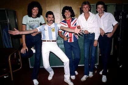 Queen y Diego Maradona se conocieron durante la visita de la banda al país: la foto no estuvo exenta de polémica