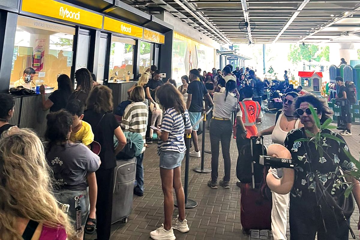 Quejas y filas en el Aeroparque por la suspensión de vuelos de Flybondi