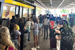 Quejas y filas en el Aeroparque por la suspensión de vuelos de Flybondi