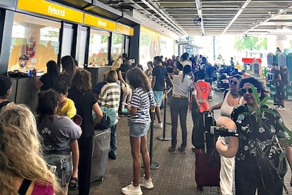 Quejas y filas en el Aeroparque por la suspensión de vuelos de Flybondi