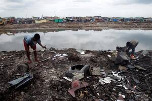 Quema de basura electrónica en Agbogbloshie, un barrio de Acra, la capital de Ghana