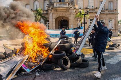 Quema de carteles de Juntos por el Cambio en la ciudad de Campana