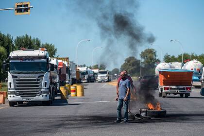 Quema de cubiertas en Ruta 18 y AO12