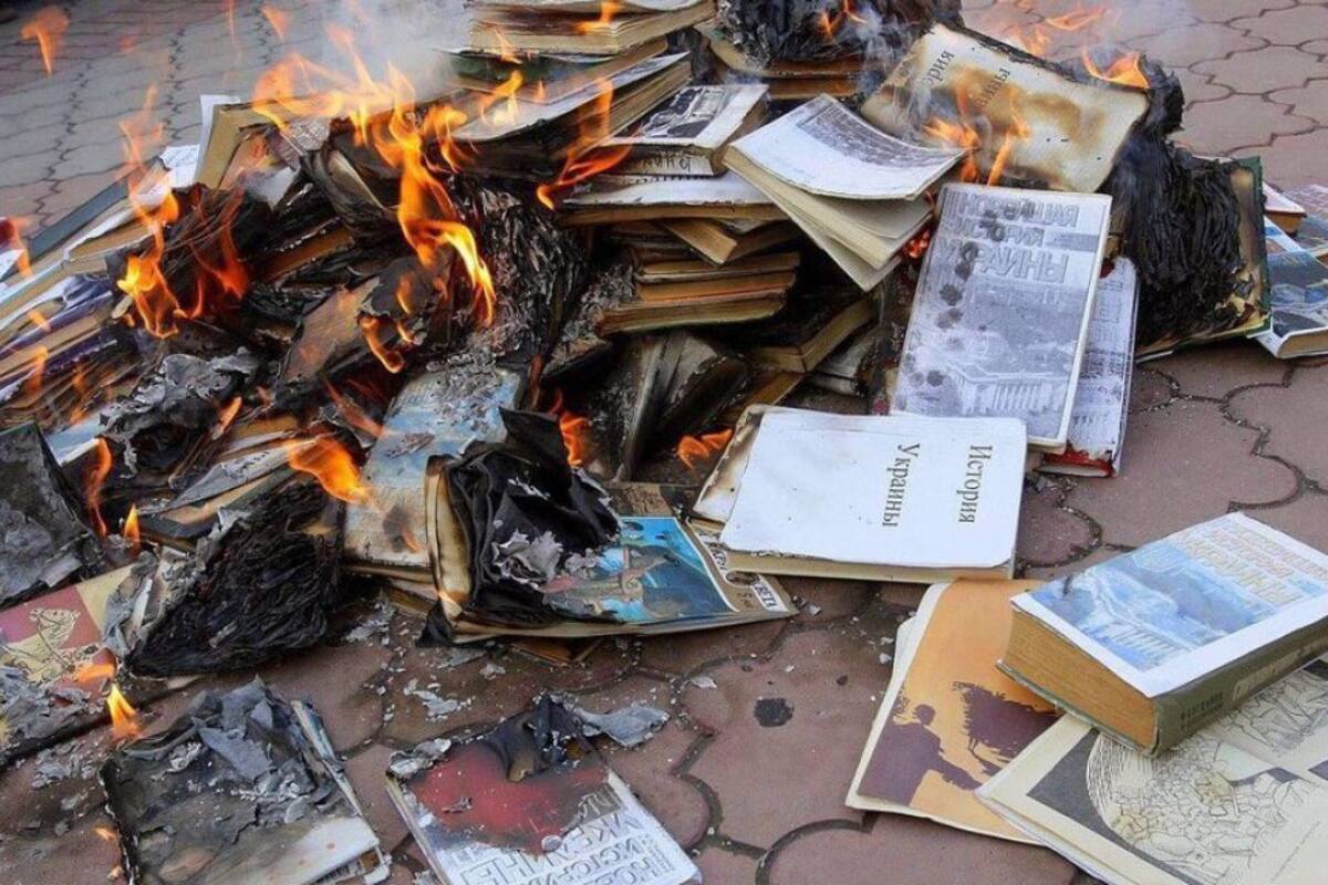 Quema de libros de la Catedral San Pedro Mohyla, en la ciudad de Mariupol