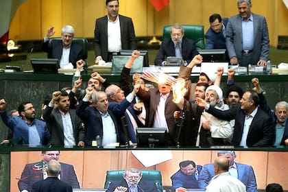 Legisladores conservadores protestaron en el Parlamento iraní