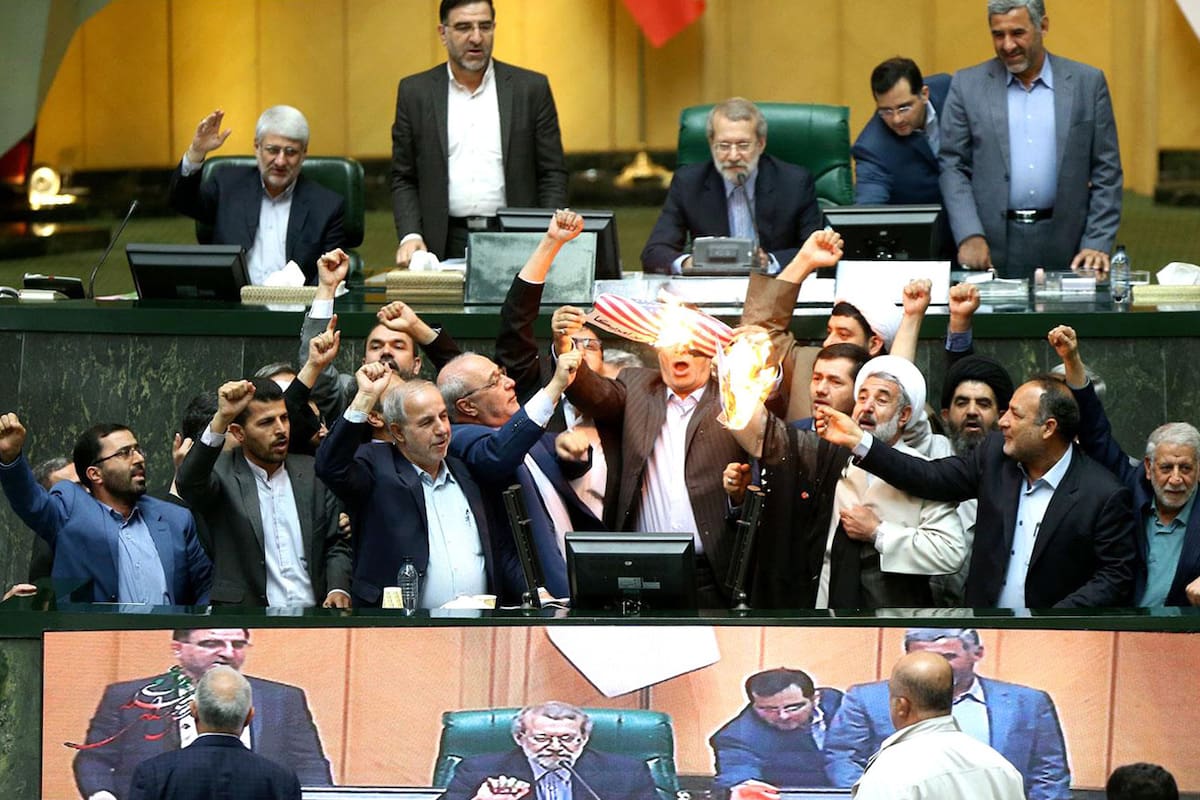 Quemaron la bandera de EE.UU. en el Parlamento Iraní