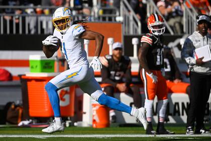 Quentin Johnston (1), wide receiver de los Chargers de Los Ángeles, anota un touchdown con pase de 66 yardas frente a los Browns de Cleveland, en la primera mitad del juego de la NFL, del domingo 3 de noviembre de 2024, en Cleveland. (AP Foto/David Richard)