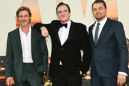 El director junto a sus protagonistas, Brad Pitt y Leonardo Di Caprio