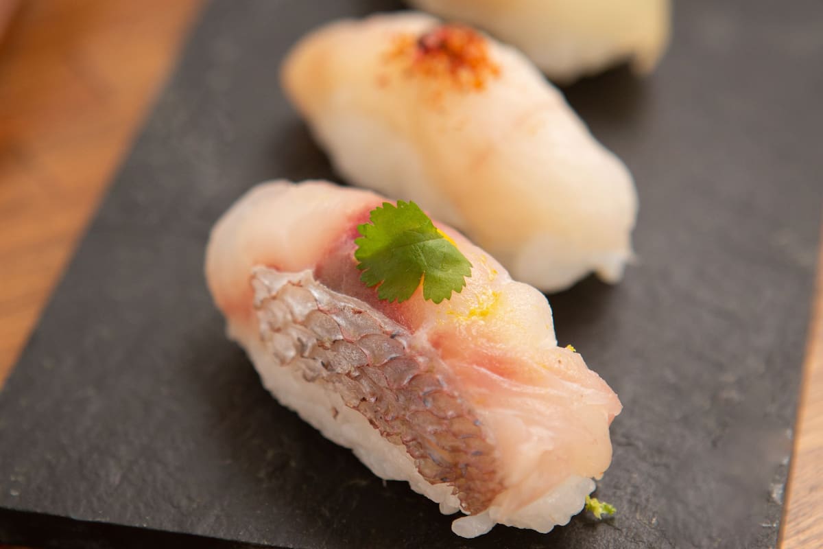 “Queremos transmitir esa sensación de comunidad y gratitud que se vive en los izakaya japoneses, donde colegas y amigos se juntan después del trabajo a relajarse, charlar y disfrutar de buena comida”, explica Lorena Nonaka, presidenta de Club Gastro Japo