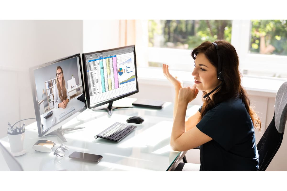 ¿Querés tener los datos en una pantalla y el Zoom en otra? Se puede. Lo mismo que usar un monitor para ver las noticias u oír música, mientras trabajás en el otro.