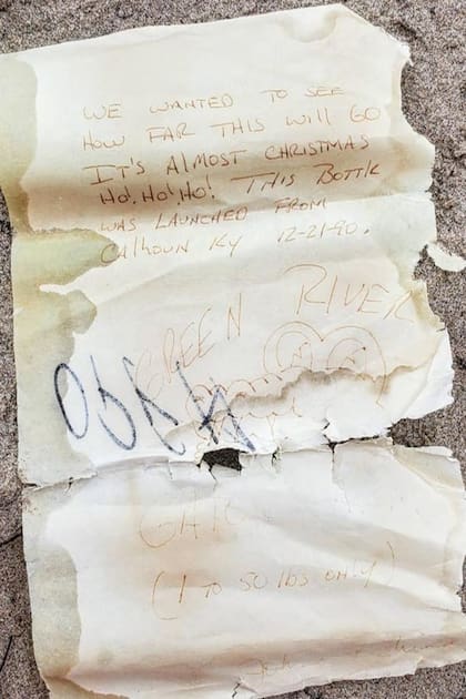 “Queríamos ver cuán lejos llegará esto. Es casi Navidad. ¡Jo! ¡Jo! ¡Jo! Esta botella fue lanzada desde Calhoun Ky 12-21-90”, sostiene el añejado papel que estaba enrollado adentro de la botella