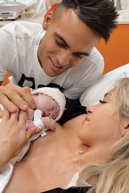Querían esperar para ser padres, pero la pandemia “y el aburrimiento”, como dice Agustina, hicieron que Nina, llegara antes, el 1 de febrero de este año, por parto natural. “Estar entrenada me sirvió mucho, nació en veinte minutos”, cuenta.