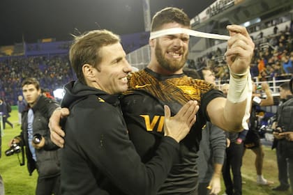 Quesada palmea a Marcos Kremer luego de la goleada que depositó a Jaguares en la final.