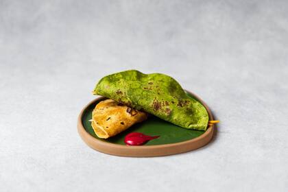 Quesadillas plant based de Oleada: las verdes se colorean con apio y kale, las amarillas con cúrcuma y maíz amarillo