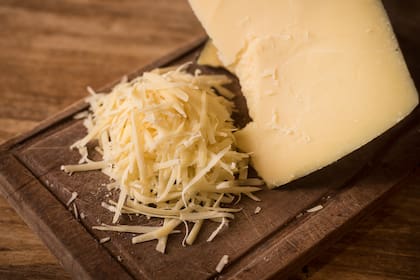 Un ejemplar de queso sardo, catalogado como un queso semi duro, de savor suave y ligeramente salado